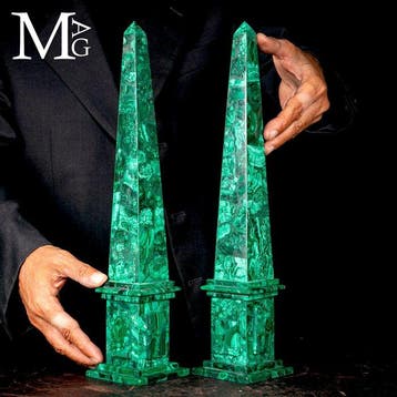 Paar malachiet-obelisken – Uitzonderlijk mineraalmozaïek