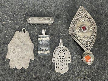 Verzameling van 5 islamitische zilveren talismanen – Twee