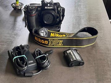 Nikon D2X + Nikon charger + 2 Nikon batteries Single lens, Nieuw