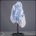 Adembenemende kyaniet op standaard – Uniek natuurkunstwerk-