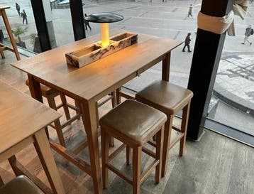 Hutten bartafel met 4 barkrukken, Ophalen of Verzenden, Gebruikt, Meubilair