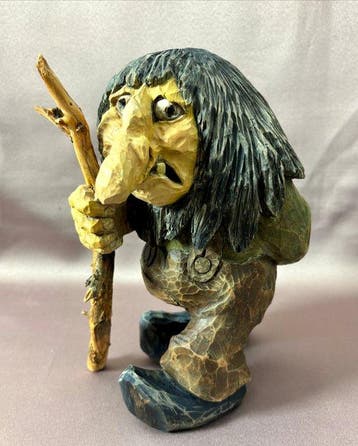 Asbjørn Raanaa - sculptuur, Handgestoken houten Trol - 23 cm