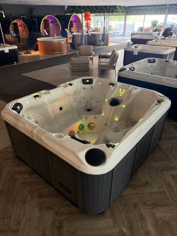 Luxe 5-pers.Spa/jacuzzi – Comfort, Ontspanning & Kracht, Ophalen, Zo goed als nieuw, Pomp, Vast
