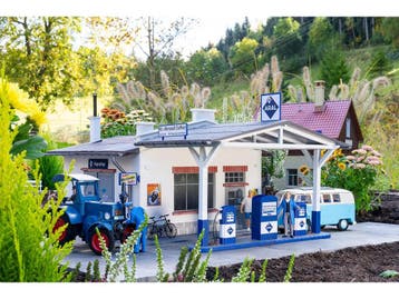 POLA 330821 Tankstelle mit Werkstatt (04/2026) (Gebouwen), Ophalen of Verzenden, Nieuw
