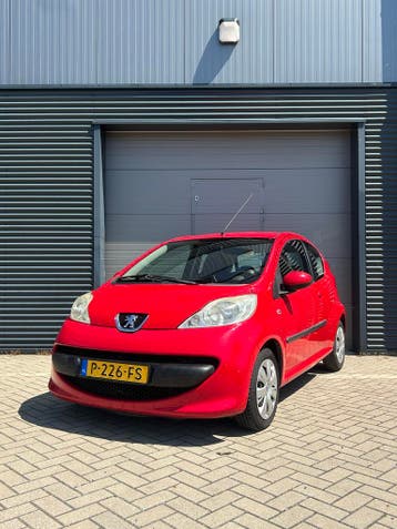Peugeot 107 1.0 rood | airco | apk | lage km stand |, Auto's, Voorwielaandrijving, Stof, Gebruikt, Android Auto