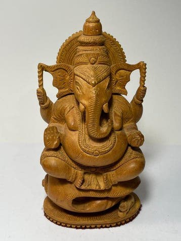 Hindoeïstische god Ganesha, met de hand gebeeldhouwd en