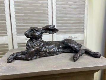 Elizabeth and Stevens - Beeldje, Bronze Laying Hare Resting