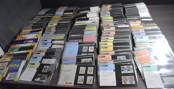 Nederland - Doos vol met 100-den postfrisse postzegelmapjes, Postzegels en Munten, Postzegels | Nederland, Gestempeld
