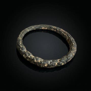 Viking periode Brons Gedraaide ring met ongebruikelijk