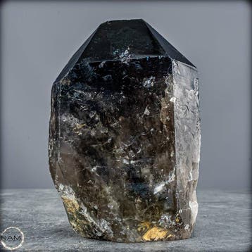 Rookkwarts-obelisk – elegantie en kracht in kristalvorm
