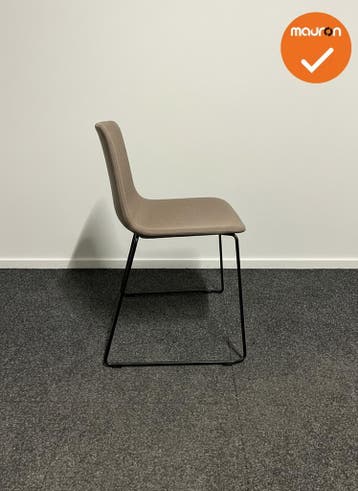 Vergaderstoel - Fredericia Denmark - Taupe gestoffeerd met z, Vergader- of Presentatieruimte, Ophalen of Verzenden, Gebruikt, Stoel