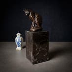Beeld, Naar Carvin: Zittende Kat - 21.5 cm - Brons, Marmer