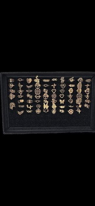 Prachtige collectie van 67 vintage ringen met fijne 18k