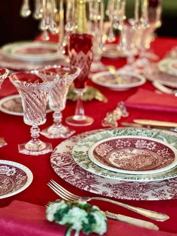 Tafelkleed voor grote tafels, met een elegante rode kleur -