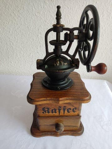 Antike originale Kaffeemühle aus Gusseisen und Holz –