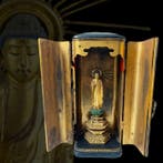 Amida Nyorai () in een houten zushi-schrijn met