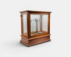 Balans of weegschaal - Wetenschapster - Hout, Messing -