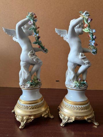 Capodimonte - Beeldje - Pair of bisque porcelain cherubs on