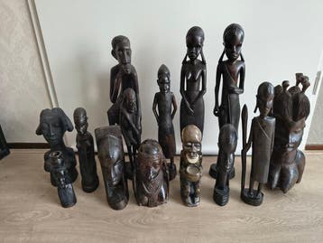 12 handgemaakte Afrikaanse kunstobjecten - Beeldje -