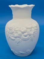 AK Kaiser (Alka Kunst) – Vase – Biskuitporzellan, signiert