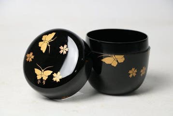 Gouden Maki-e Vlinders en Kersenbloesems — Natsume