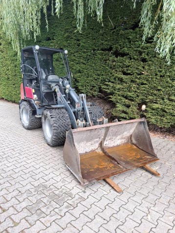 Giant 452 shovel met puinriek en palletvorken, Ophalen