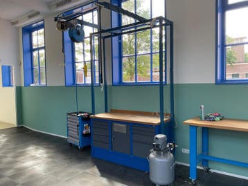 Online veiling: Werkbankopstelling met zwenkarmtakel en