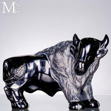 Grote diepzwarte vulkanische obsidiaan met hoogglans