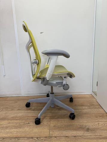 Refurbished Herman Miller Mirra 2 Butterfly Yellow, Verzenden, Geel, Zo goed als nieuw, Bureaustoel