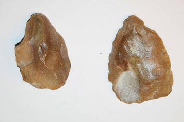 Paleolithisch Vuursteen Bifaciaal werktuig - 127 mm (Zonder
