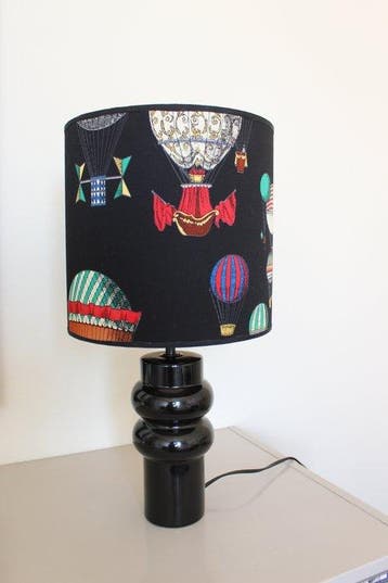 Tafellamp - met een lampenkap gemaakt van vintage