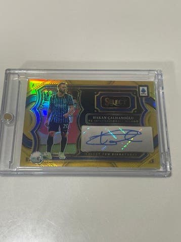 2025/26 Panini Select Hakan Calhanoglu 1/3 Gesigneerde, Nieuw