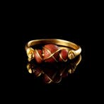 Oud-Romeins Ring met draad omwikkelde Romeinse glazen kralen