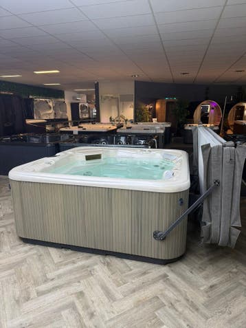 Hotspring Spa / Jacuzzi met 2 Massagemotoren – motomassage, Ophalen, Zo goed als nieuw, Pomp, Vast