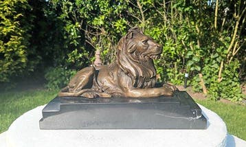 naar barye - sculptuur, Bronzen leeuw beeld op marmeren voet
