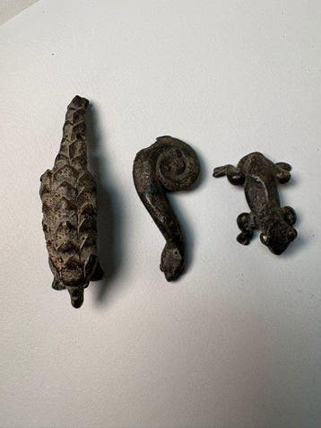 3- goud gewichten ( 1 frog: 7x3 cm: 50 gr. , 1 slang: 4x2cm,