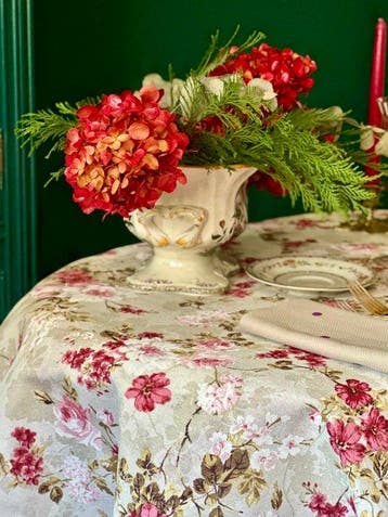 Tafelkleed met romantische bloemen in victoriaanse stijl