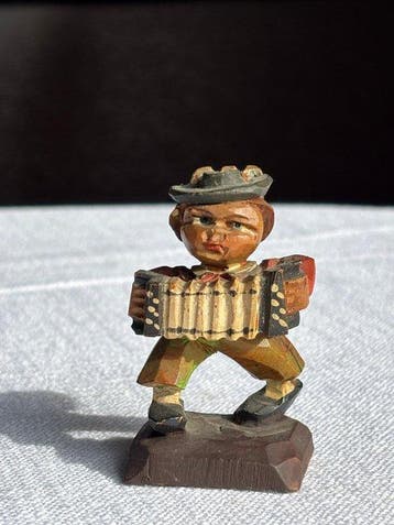 Figuur - Akkordeonspieler in ländlicher Tracht - Hout