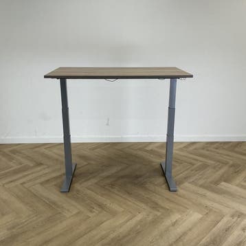 Kinnarps elektrisch zit-sta bureau 140x80 cm, midden eiken -, Huis en Inrichting, Gebruikt, In hoogte verstelbaar, Ophalen of Verzenden