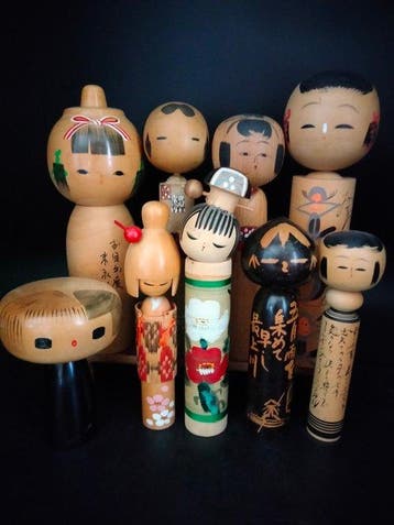 Beeldje (9) - Negen traditionele kokeshi in verschillende