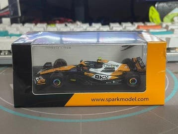 Spark 1:64 - Modelauto - McLaren MCL38 No.4 Winner Singapore, Hobby en Vrije tijd, Modelauto's | 1:5 tot 1:12, Nieuw