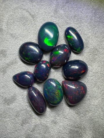 Lot van 10 zwarte opalen uit Ethiopië. 39,35 karaat.