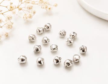 15 x Metalen bedel van een belletje 6 mm – zilverkleur, Ophalen of Verzenden, Nieuw, Kraal