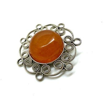Verzamelobject: oude bloemmotief-broche met Baltisch amber -