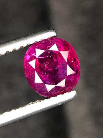 Roze, Rood Robijn - 1.48 ct - nternational Colored Gemstone, Sieraden, Tassen en Uiterlijk, Nieuw
