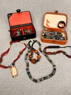 Themacollectie - Sieraden. Kralen, barnsteen, koraal, glas,