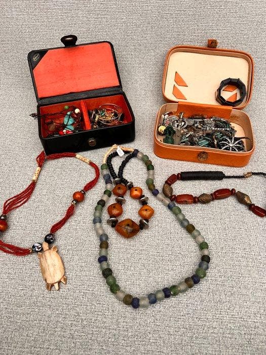 Themacollectie - Sieraden. Kralen, barnsteen, koraal, glas,, Antiek en Kunst, Antiek | Speelgoed