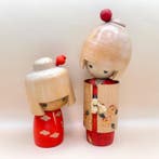 Paar rode Kimino Creative Kokeshi-poppetjes, één gesigneerd