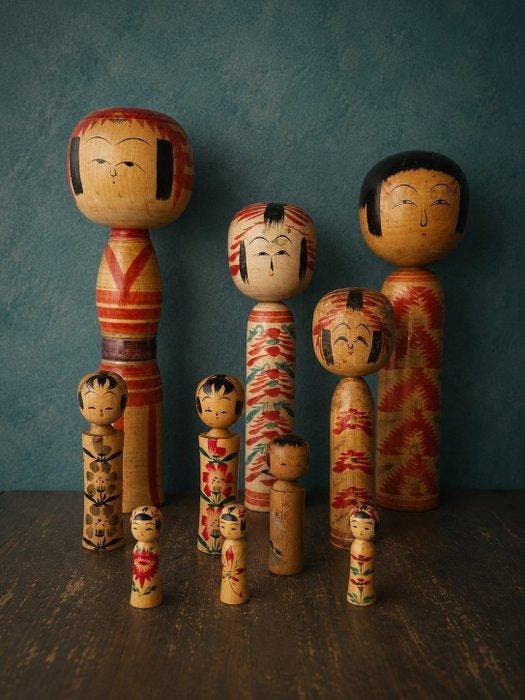 Verzameling van 10 traditionele Japanse kokeshi-poppen -, Antiek en Kunst, Curiosa en Brocante