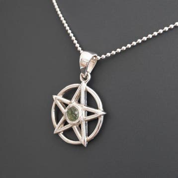Moldaviet. Hanger met beschermend pentagram en ketting.